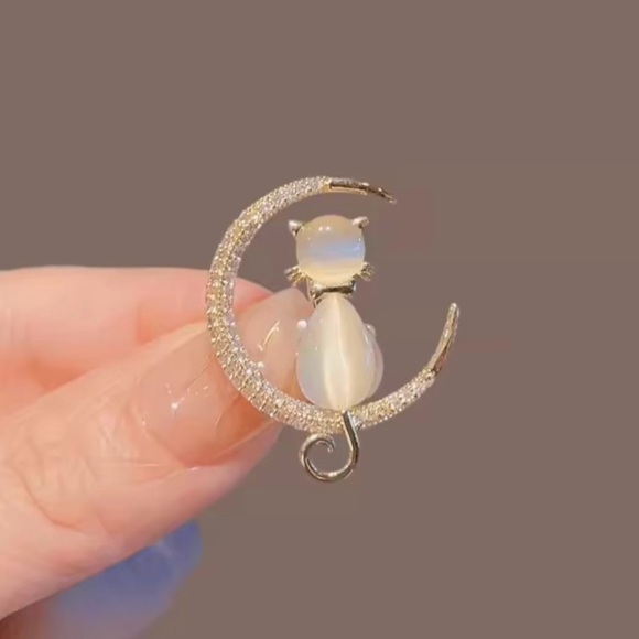 Accessories - Elegant Cat and Crescent Moon Brooch